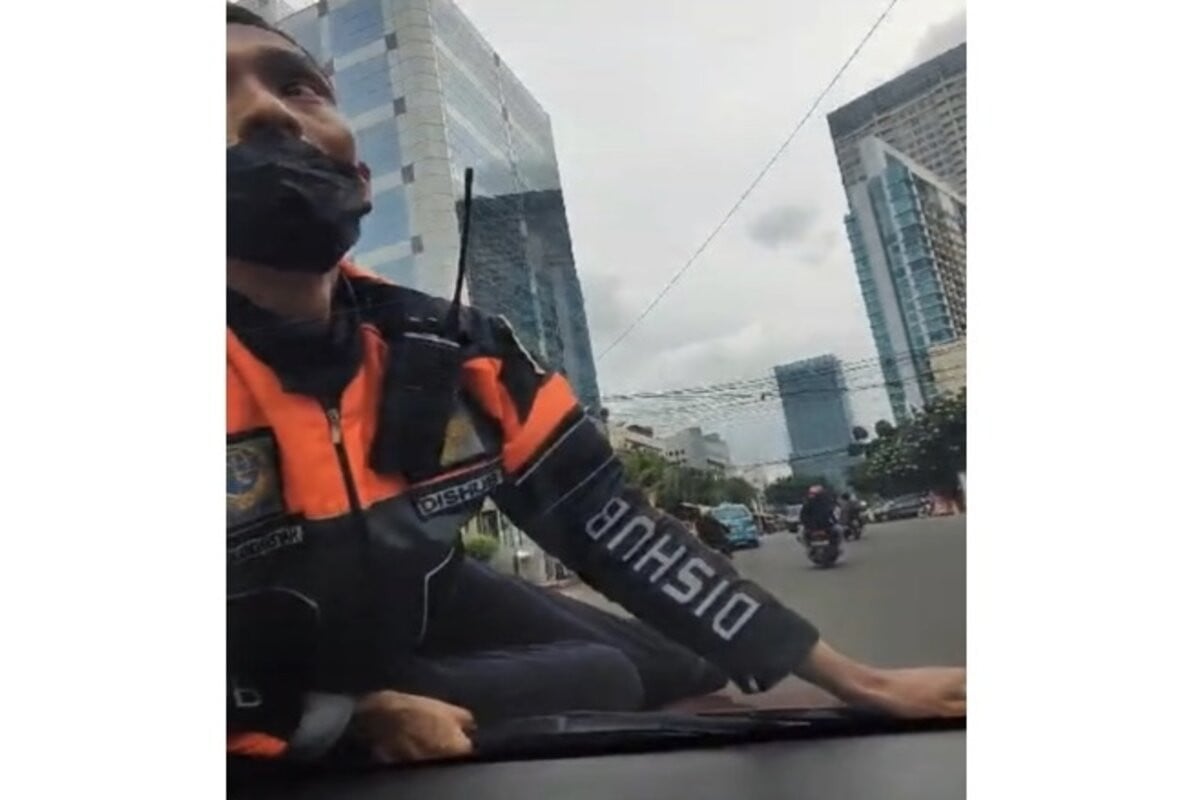 Viral Petugas Dishub DKI Naik Ke Atas Kap Mobil Kayak Koboi