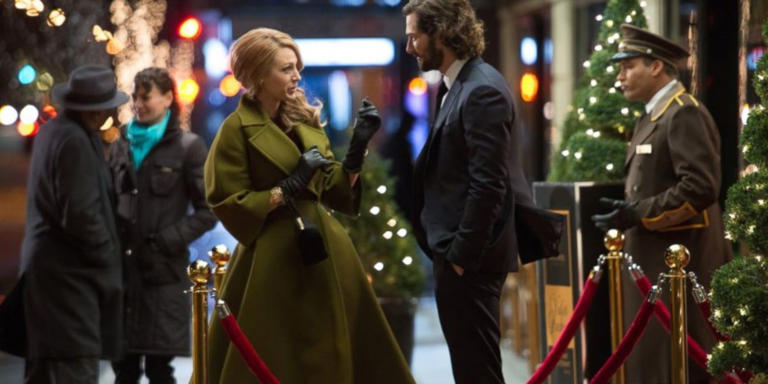 Adaline (Blake Lively) and Ellis outside a hotel during Christmas in The Age of Adaline