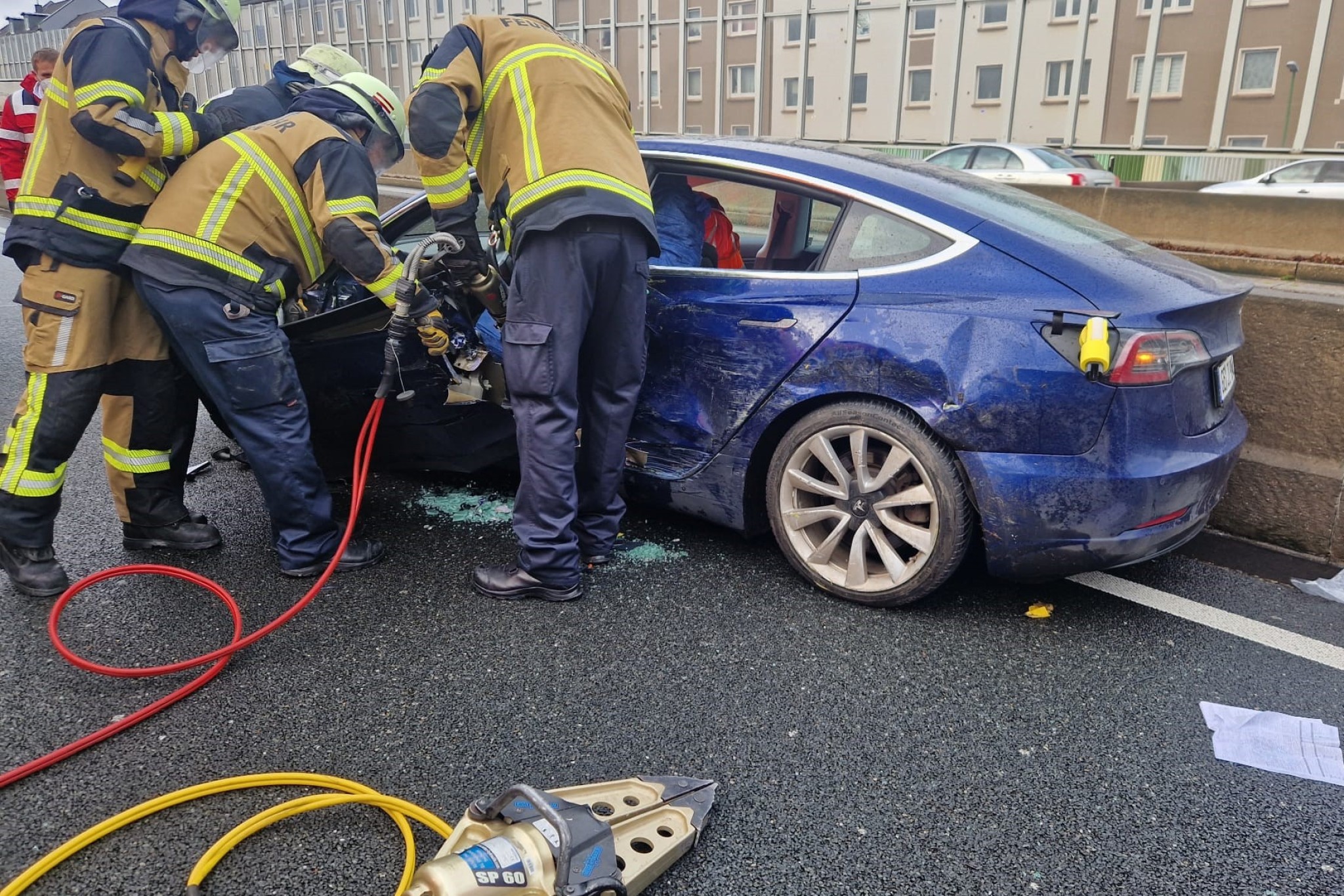 Verkehrsunfall: Crash Auf A40 In Essen: Feuerwehr Befreit Tesla-Fahrer