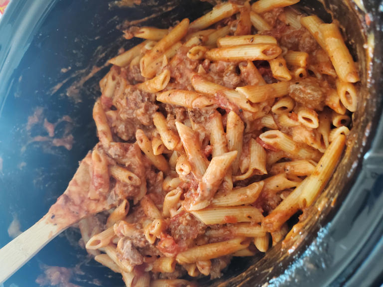 Crockpot Cheesy Pasta and Beef Casserole Recipe