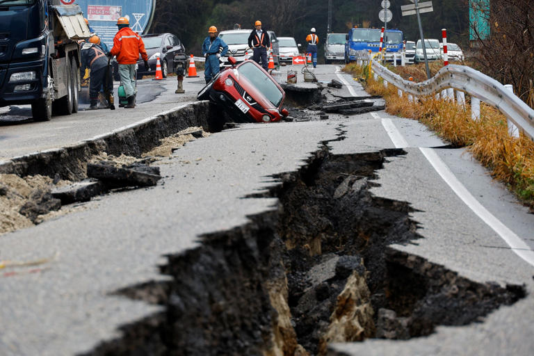 Satellite photos of earthquakes in Japan in 2024 and 2011 show the