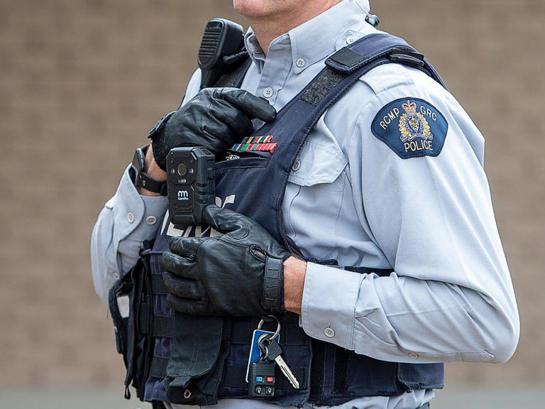 Vancouver police officers start wearing body cameras