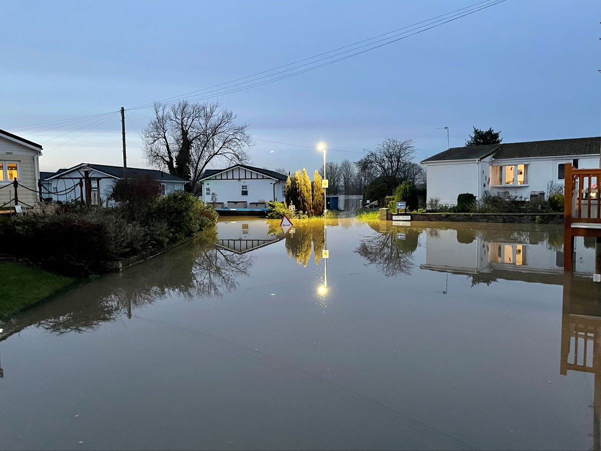 UK Weather London Travel Chaos Caused By Heavy Rain With Major   AA1mtvwR.img