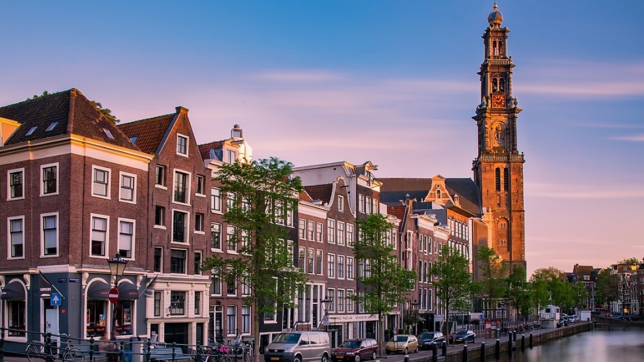 <p>In three hours, you will get to know more about Amsterdam than you’ve ever known. The guides talk about various red light districts along with several fun stories about the politics and history of the place. It starts at the Exchange Stock, so be sure to get there on time.</p>