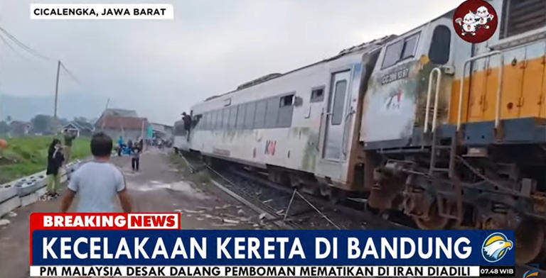 Kereta Api Turangga Bertabrakan Dengan Kereta Api Lokal Di Cicalengka Bandung 0656