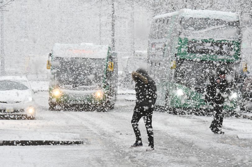 Weather maps show UK to be 'surrounded by blizzards' as forecasters pinpoint start date