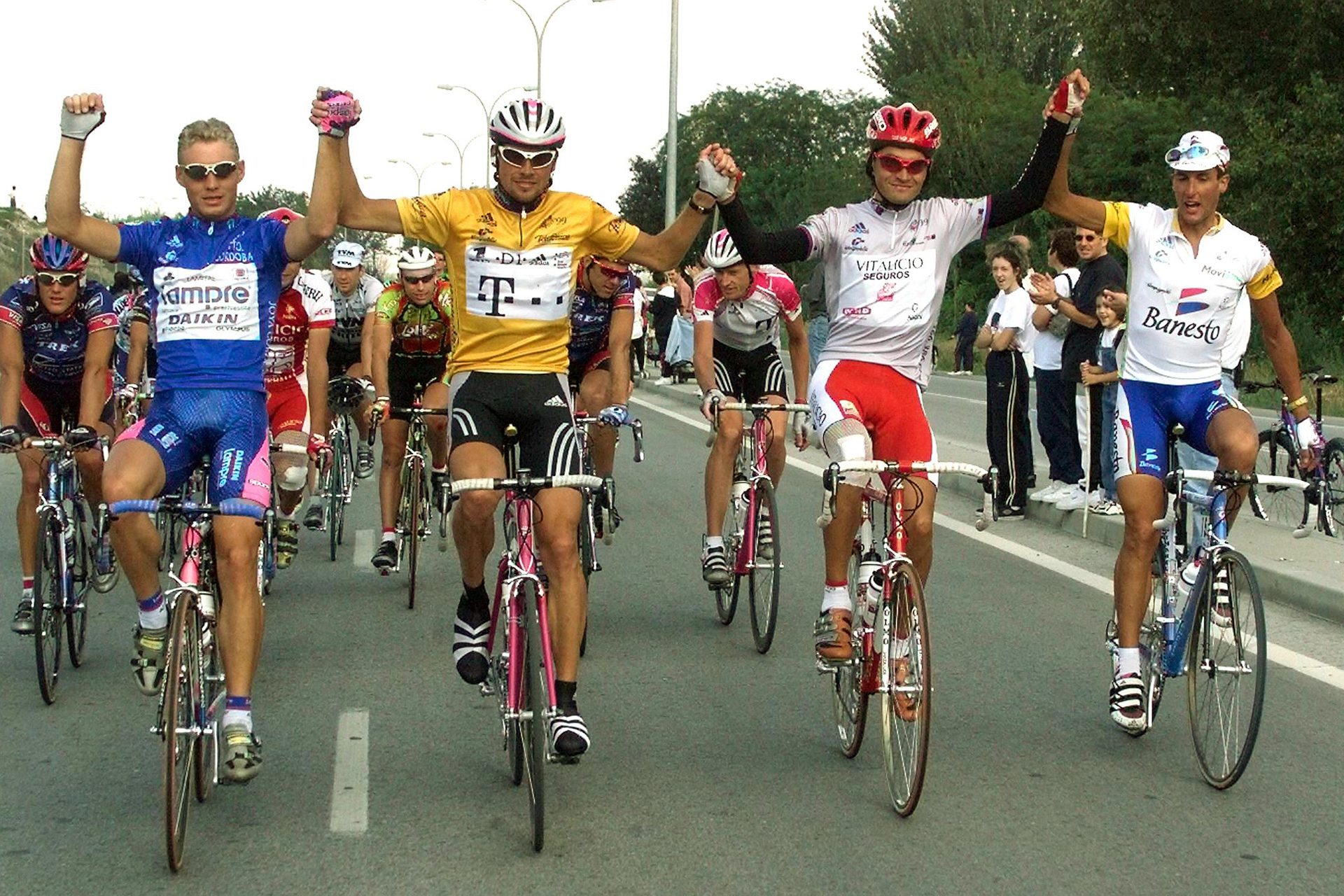 <p>Nacido en la pequeña localidad de El Barraco (Ávila), el 6 de febrero de 1971, el ciclista abulense dejó huella en el pelotón internacional durante sus diez años como profesional (1992-2002), por su carisma, simpatía y porque era un ciclista que estaba llamado a hacer algo grande en este deporte.</p>