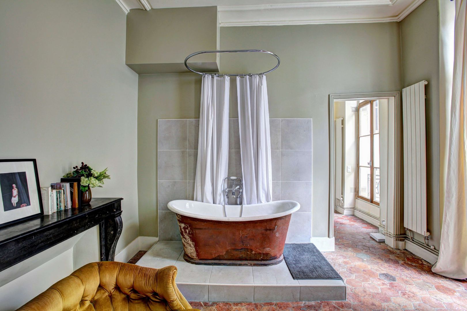 dourado na casa de banho: é assim que estiliza com bom gosto e descontração