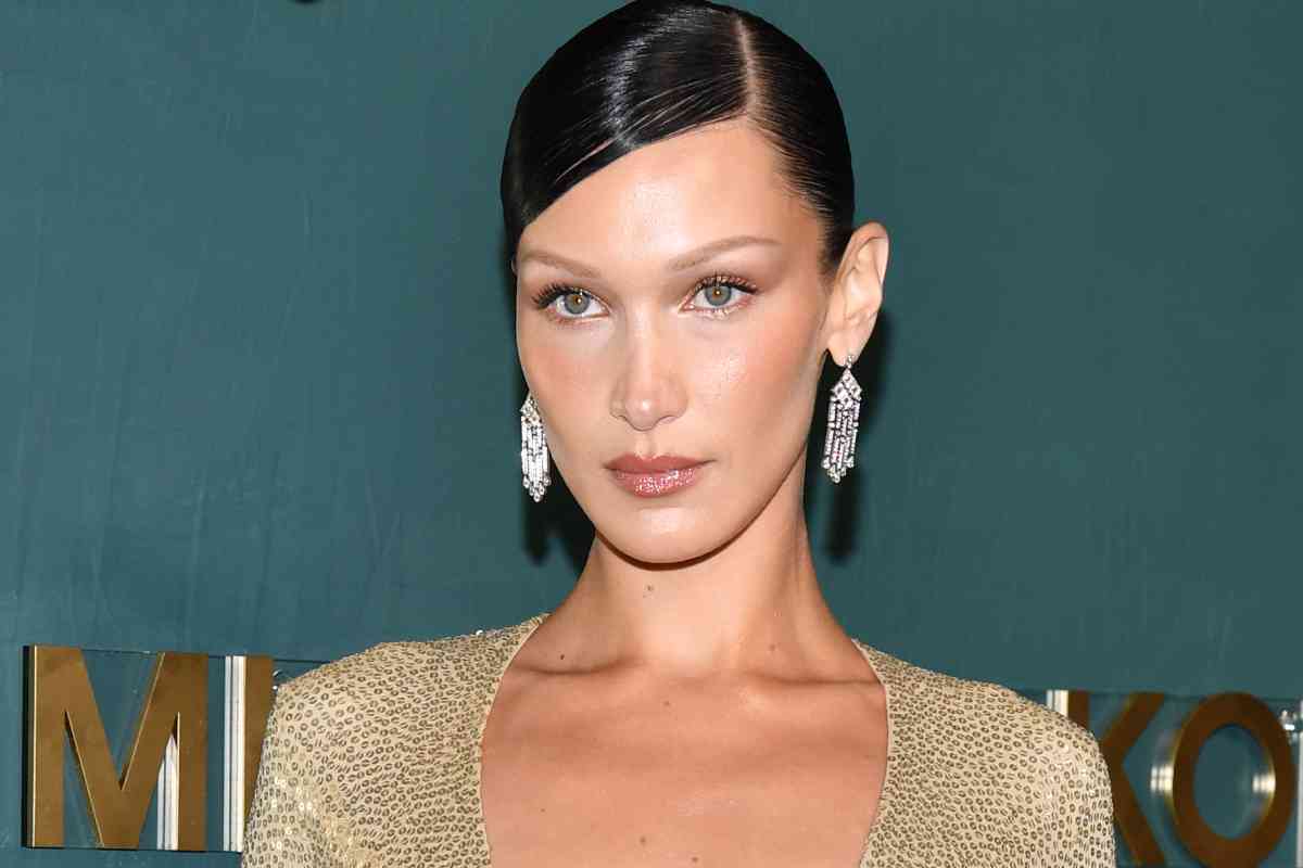 Bella Hadid Lancia Il Trend Pi Cool Del 2024 La Camicia Slim   AA1mv91M.img