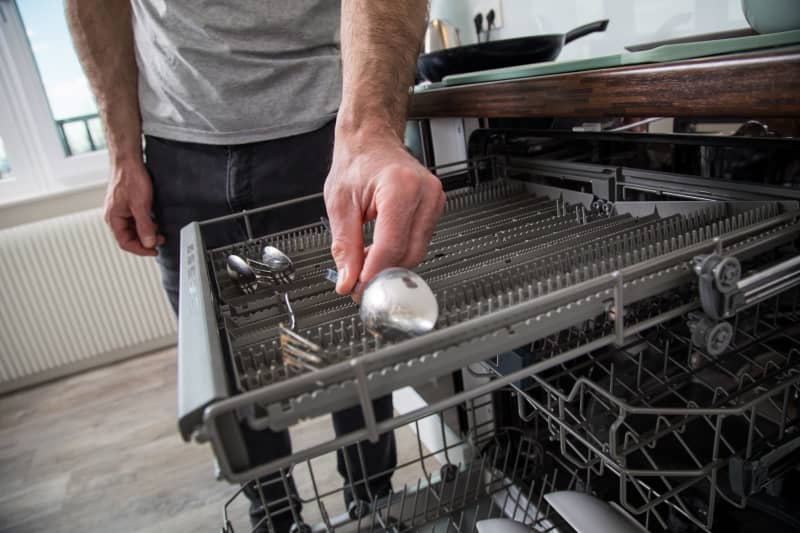 brown-stains-in-the-cutlery-basket-here-s-how-to-fix-your-dishwasher