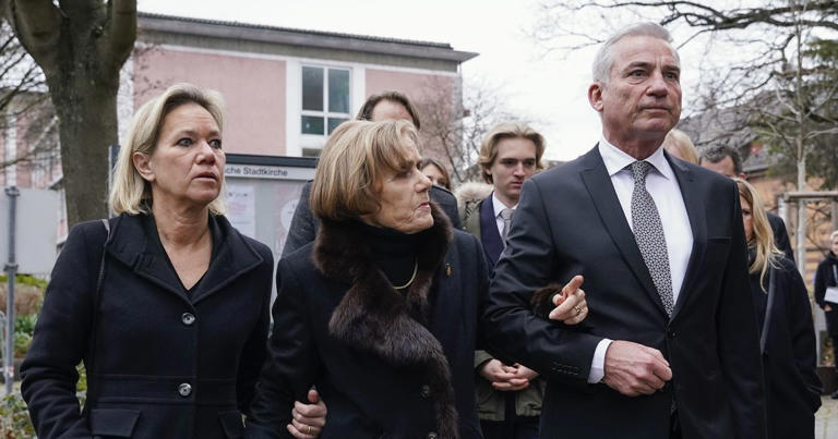 Der schwerste Gang: Christine Strobl, Tochter von Wolfgang Schäuble, Ingeborg Schäuble und Thomas Strobl (CDU), Innenminister von Baden-Württemberg.