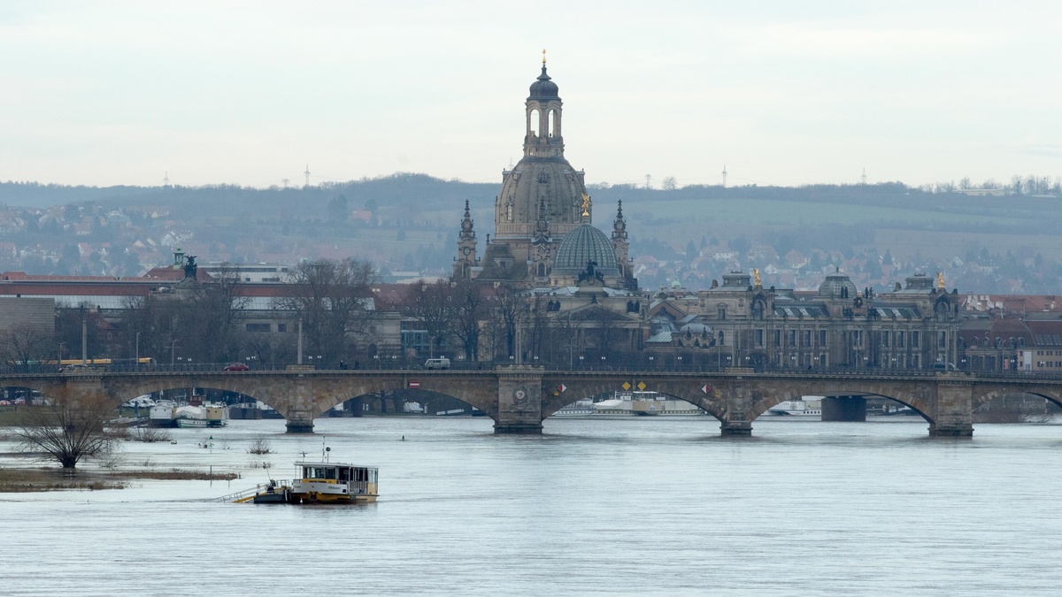 Elbe-Hochwasser In Dresden: Warten Auf Den Höchststand