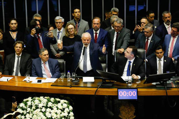 Lula durante sessão de promulgação da reforma tributária no Congresso, em dezembro de 2023. Foto: Wilton Junior/Estadão