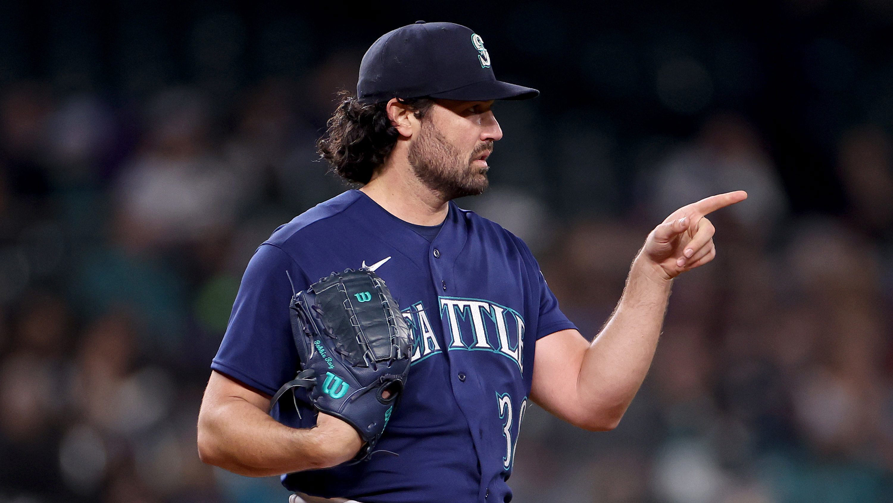 Giants Add Cy Young Winner in Rare ‘Cash Neutral’ Deal With Mariners