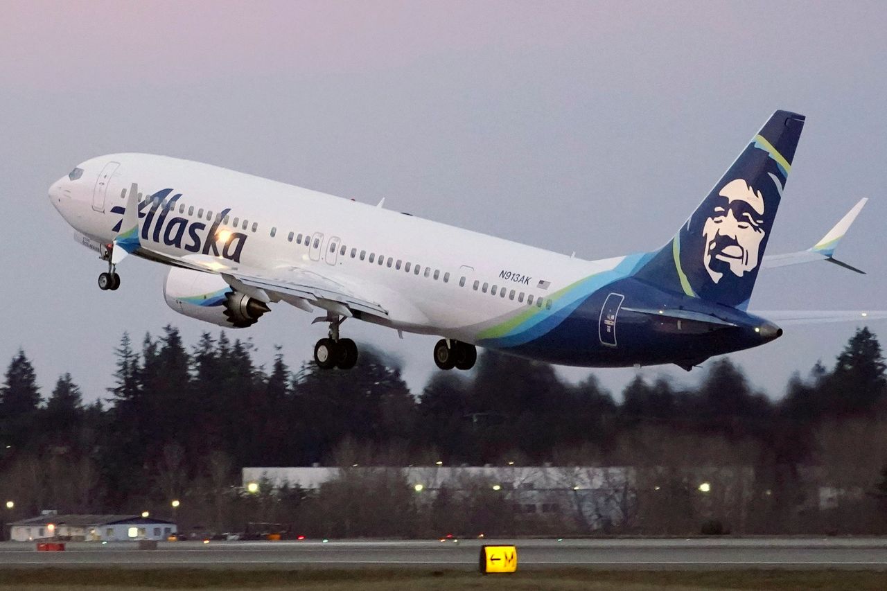alaska airlines grounds 65 boeing 737 max jets after emergency landing