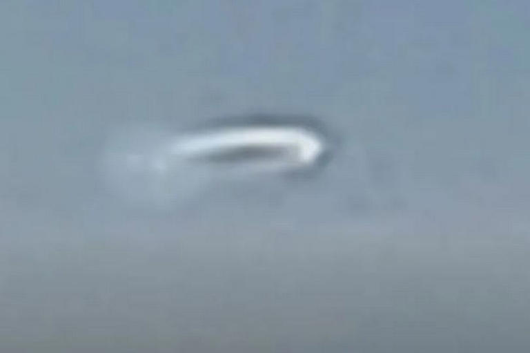 UFO footage shows a pilot encountering an ‘extraordinary’ disc-shaped ...
