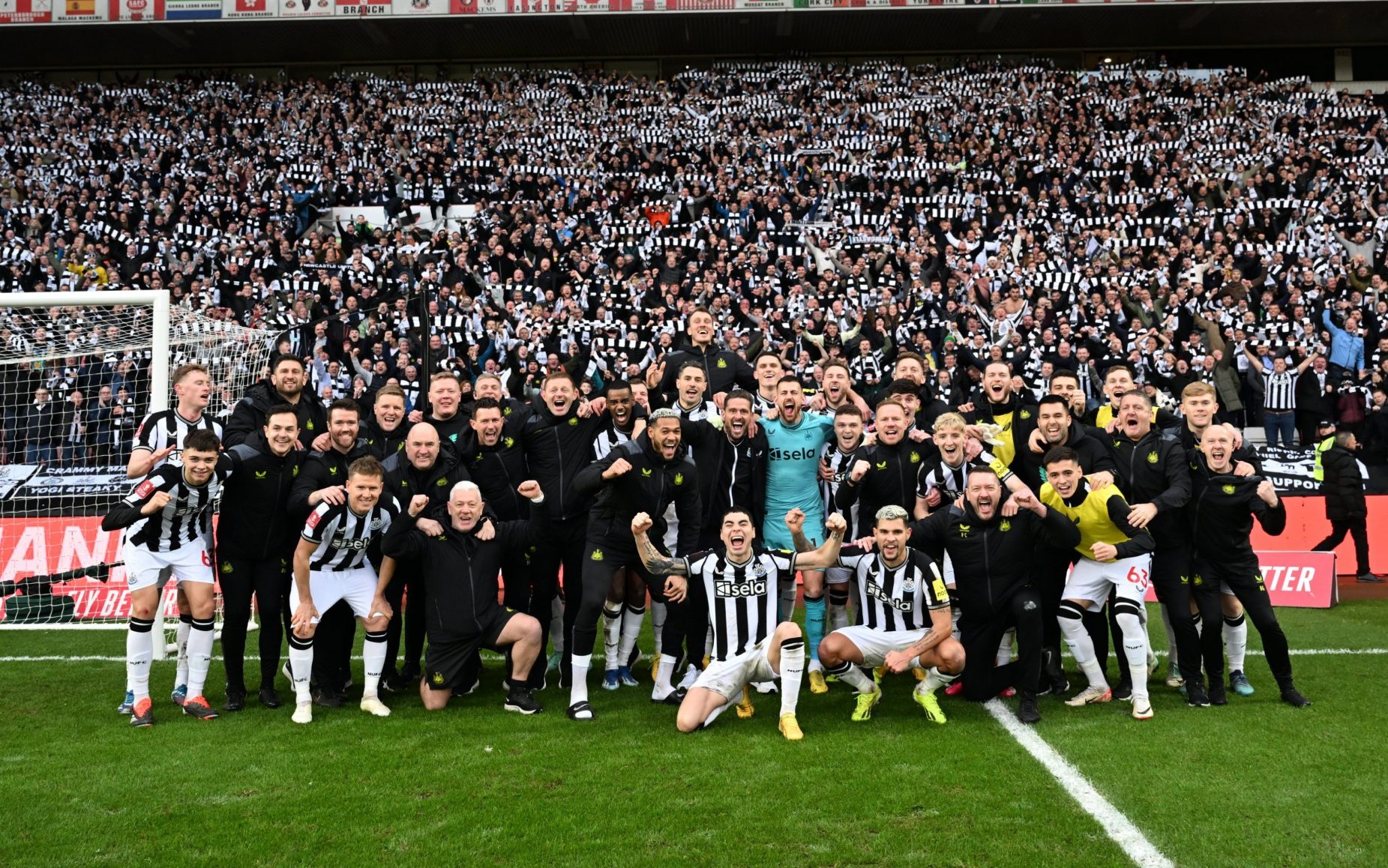 Newcastle Taunt Sunderland Fans With Stadium Of Light Squad Photo After   AA1myA7R.img