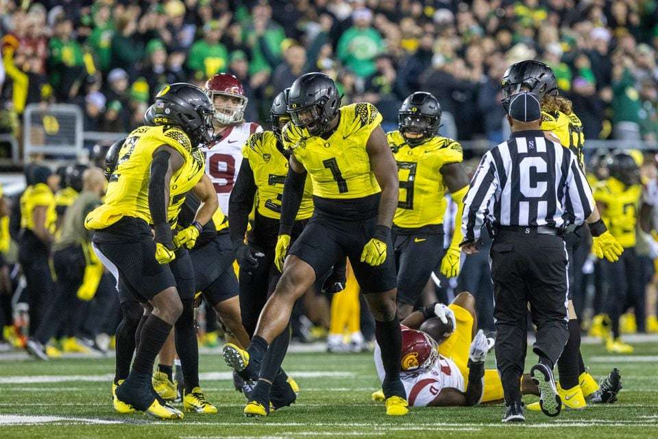 Oregon Football Defensive End Jordan Burch Returning For Senior Season ...