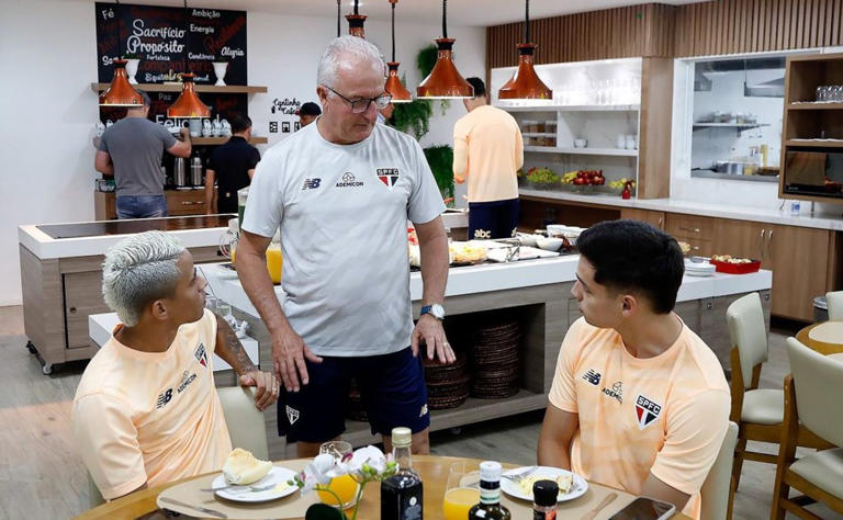 Dorival conversando com os novos reforos do SPFC. Foto: Rubens Chiri / saopaulofc.