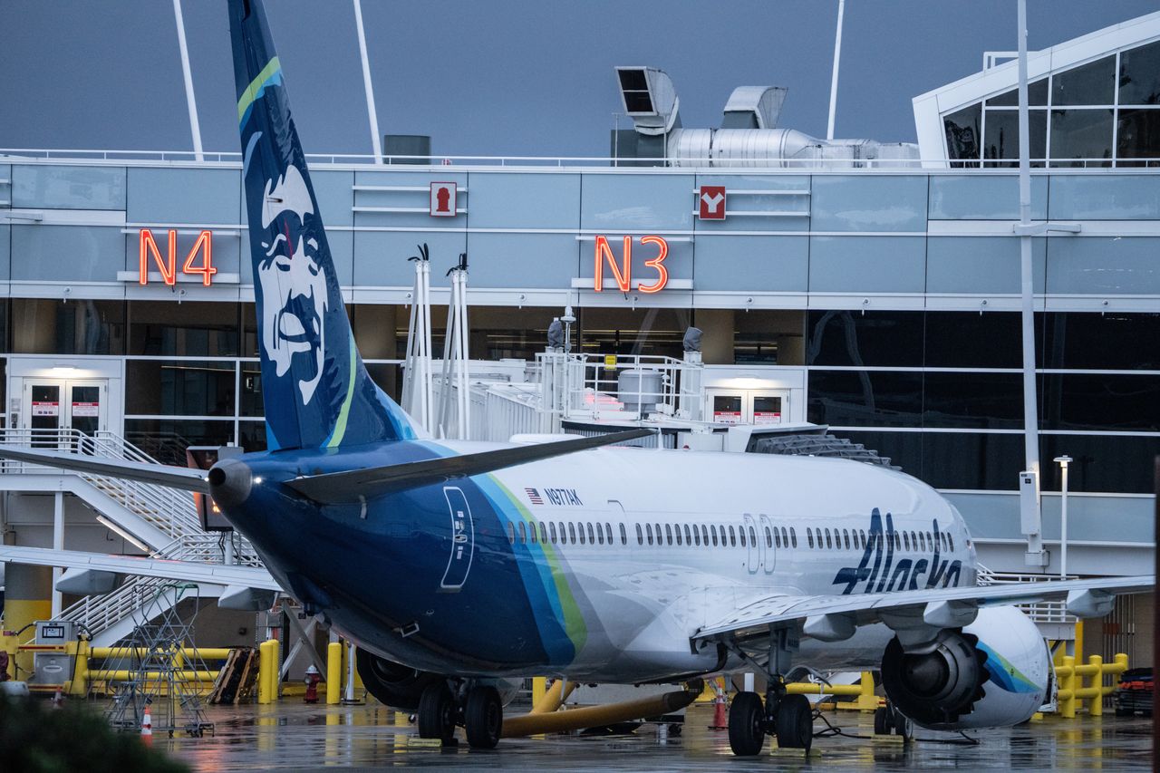 faa orders grounding of some boeing 737 max 9 jets after emergency landing