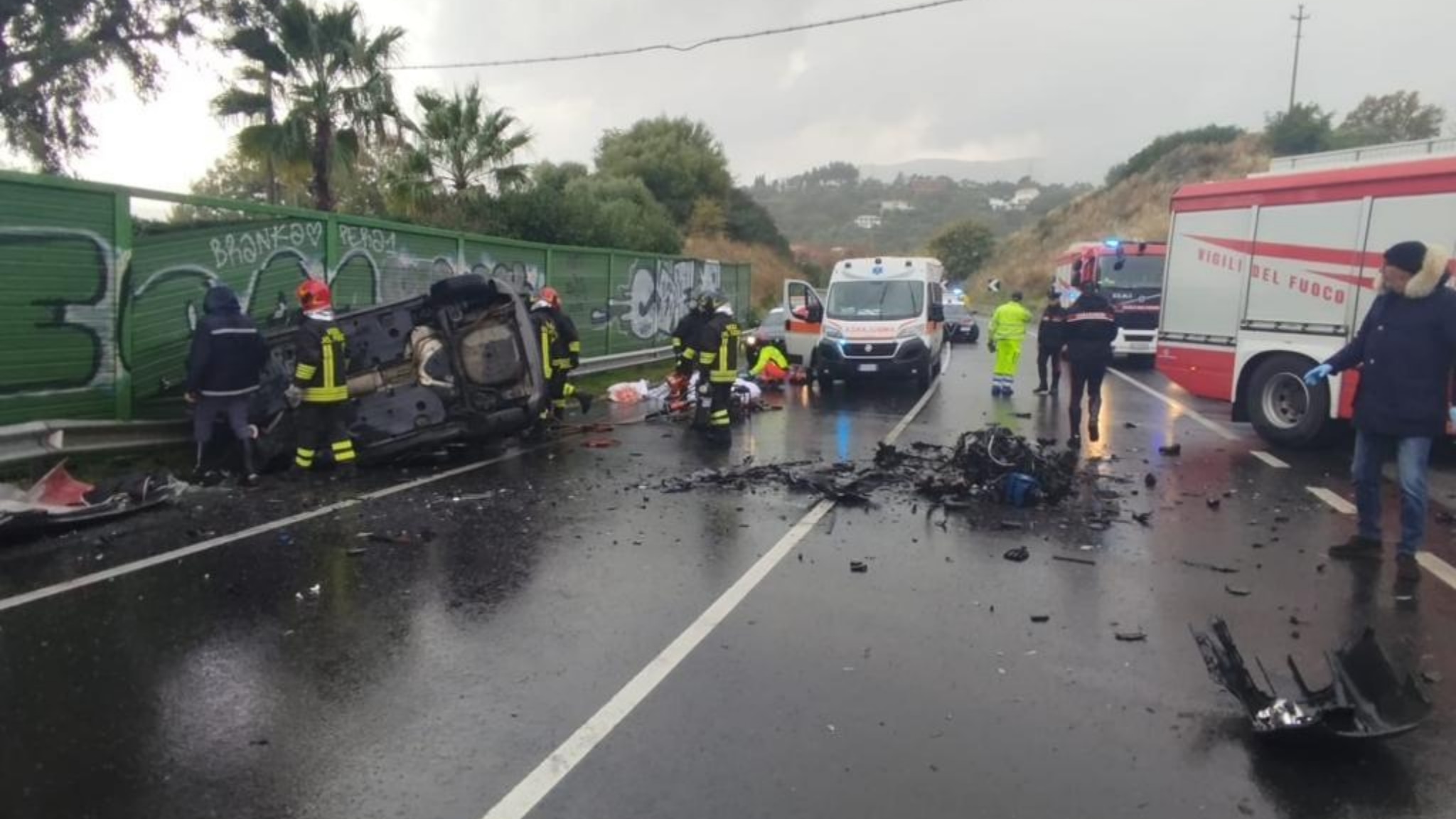 Catanzaro, Scontro Frontale Tra Due Auto Sulla Statale 106, Morti ...