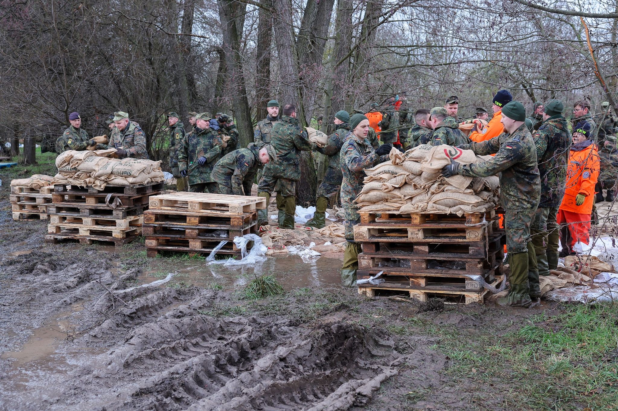 hochwassergebiet: soldaten nur bei tageslicht im einsatz