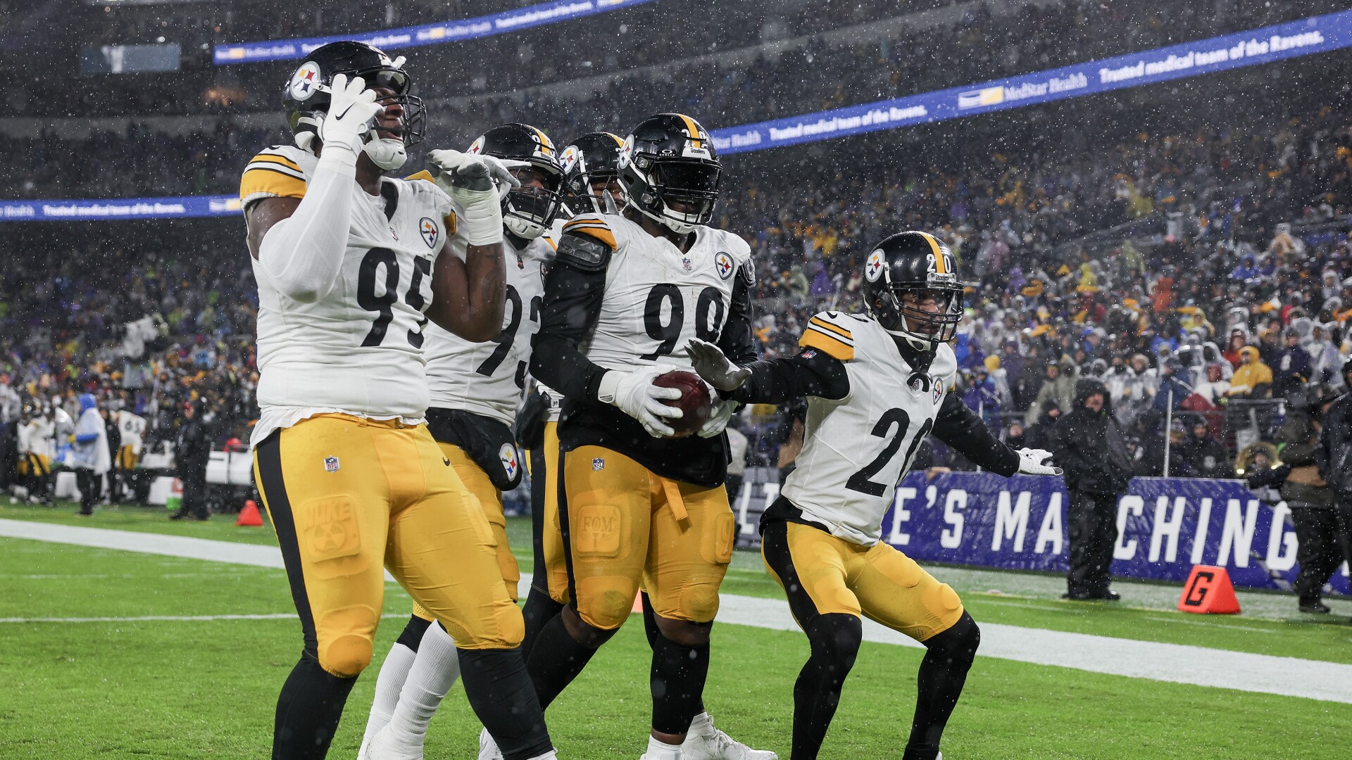 Steelers Keep Playoff Hopes Alive With 17-10 Win Over Ravens