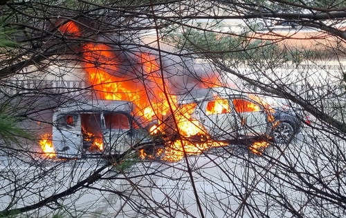 천안논산고속도로서 추돌사고 후 차량 화재…6명 대피