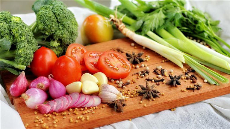 營養師推薦可多吃全穀雜糧、蔬菜、水果等六類食物能助降血壓。（示意圖／翻攝自pixabay）