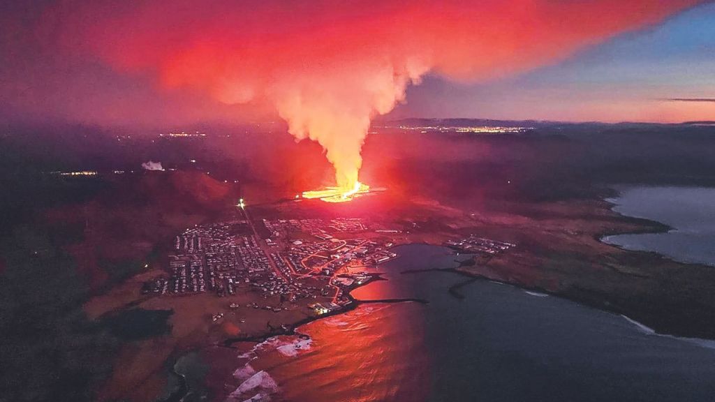 volcanes hacen erupción en islandia, japón e indonesia