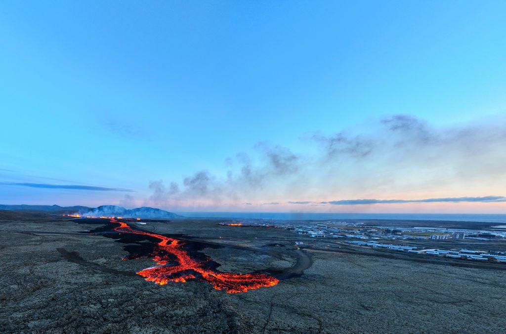 foto: las impresionantes imágenes de la erupción de un volcán al lado de un pueblo en islandia