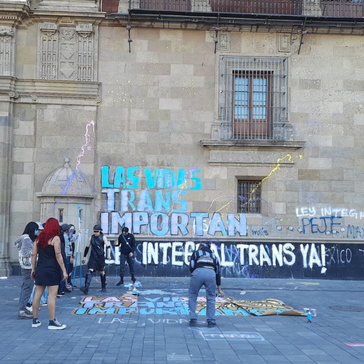 activistas trans protestan en palacio nacional tras comentario transfóbico de amlo