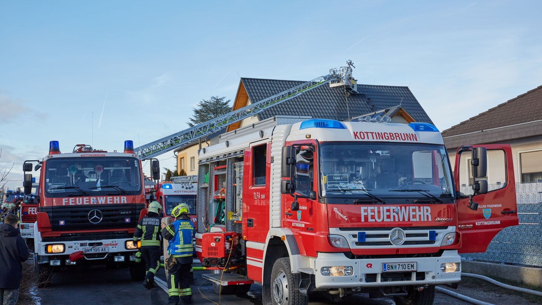 brand in einfamilienhaus – feuerwehr rettet bewohner
