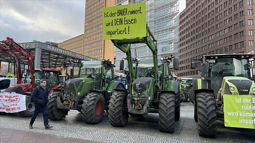 almanya'da çiftçiler hükümeti protesto etti