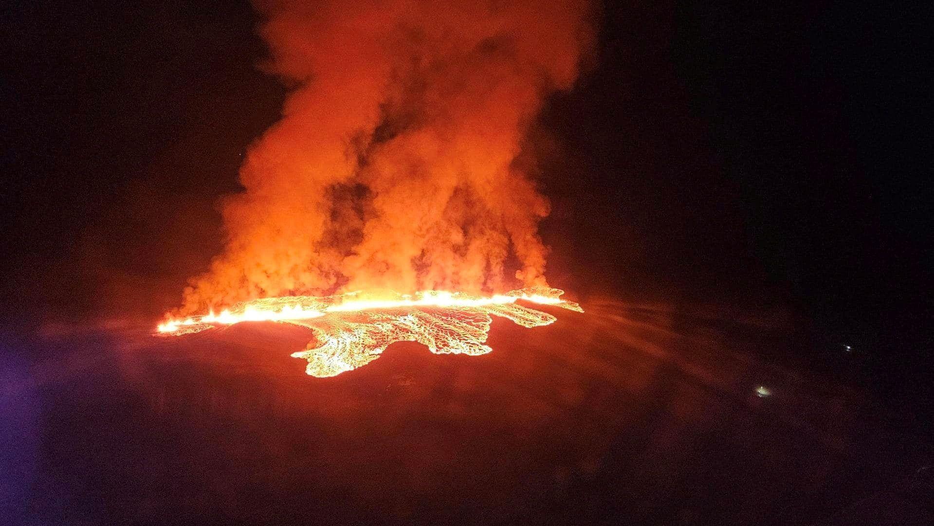 foto: las impresionantes imágenes de la erupción de un volcán al lado de un pueblo en islandia