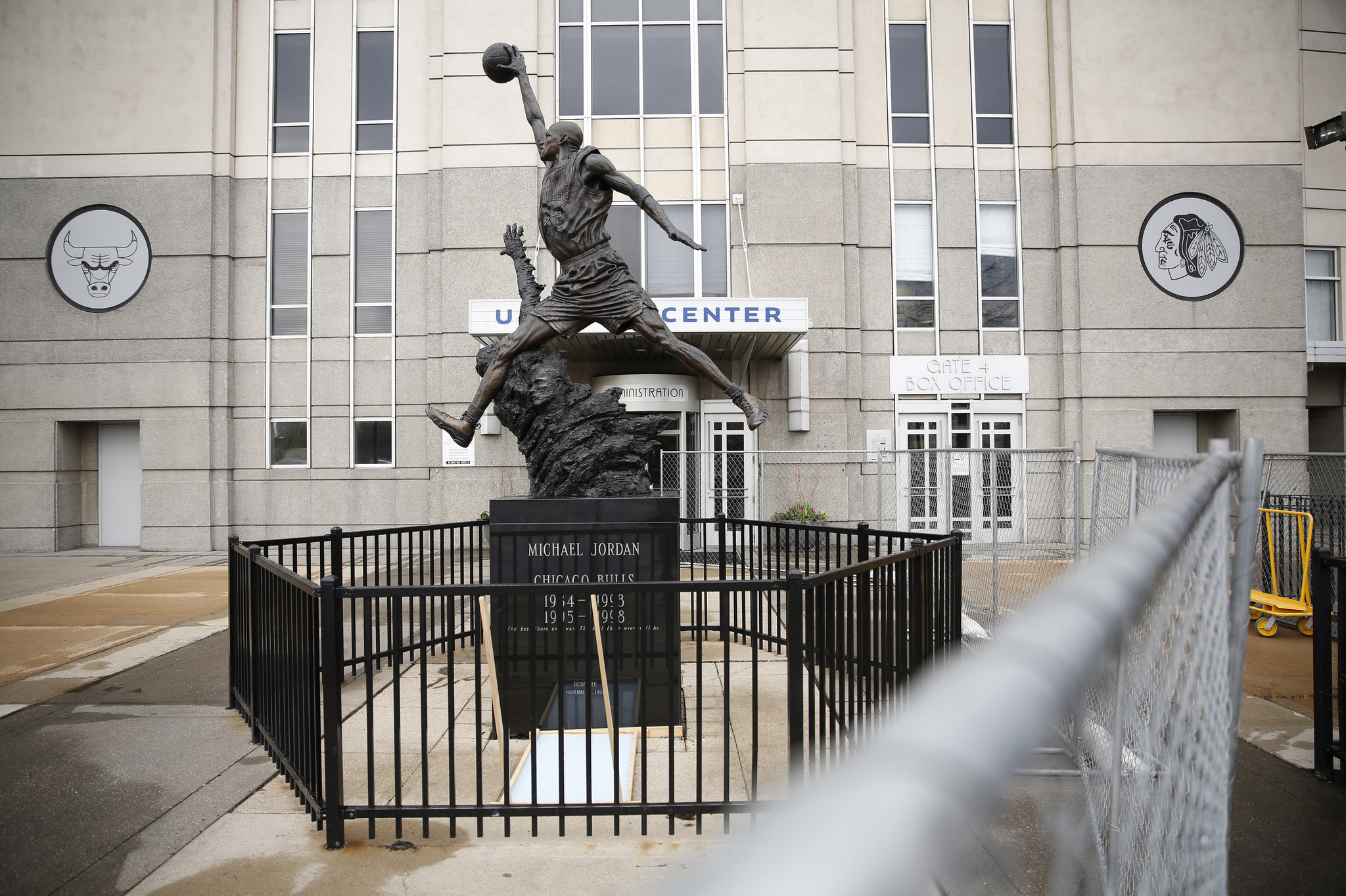 Dwyane Wade’s Heat Tribute To Be Crafted By Sculptors Of Michael Jordan ...