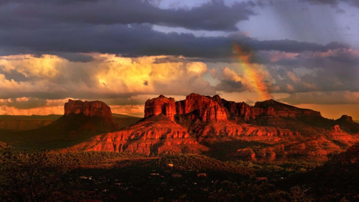 <p>Known for its scenic beauty and clear skies, Sedona tops the list with 1,608 sightings per 100,000 residents. </p><p>This area’s good visibility and the presence of several leading observatories might contribute to the high number of sightings. Sedona’s sightings have included various forms, from lights to more defined shapes​​.</p>