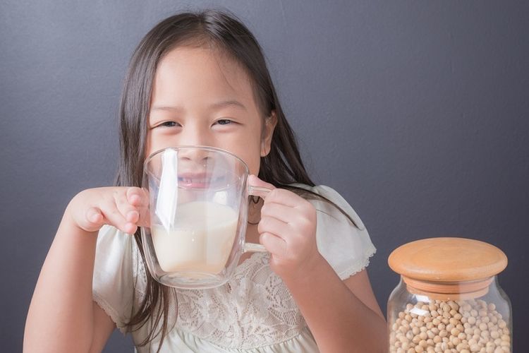 4 bahaya anak terlalu banyak minum susu, orang tua wajib tahu