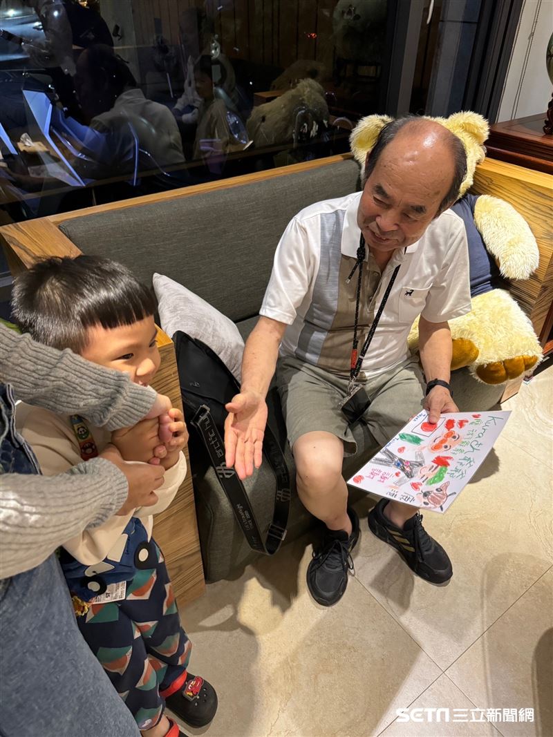 （上圖）Kura爺爺今年在台灣待兩個月，義演了上百場，有學校特別準備小禮物迎接、感謝他，讓他很感動；（下圖）幼童畫卡片送給爺爺，表示感謝。（圖／受訪者提供）