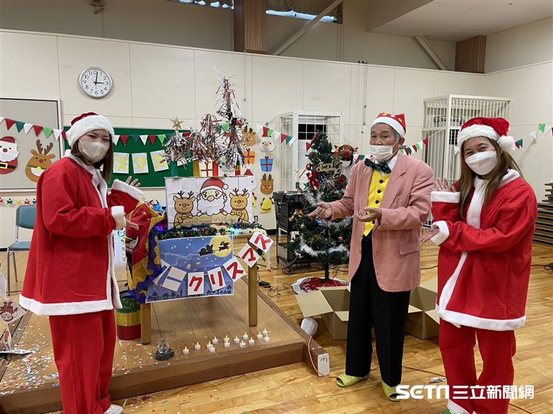日本聖誕節，Minamino爺爺前也到學校去義演。（圖／受訪者提供）