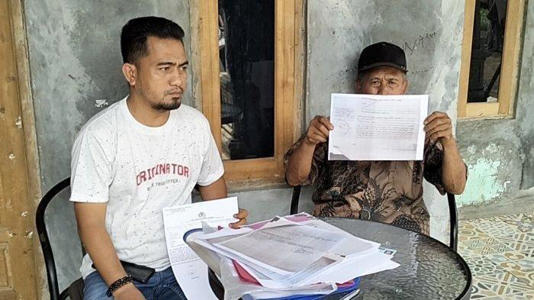 Petani bernama Kacung Supriatna (63) bersama anaknya Karyan (40) warga Kampung Cikarang Desa Jayamulya Kecamatan Serangbaru Kabupaten Bekasi terkejut mendapatkan tagihan sebesar hampir Rp 4 miliar dari lembaga keuangan.