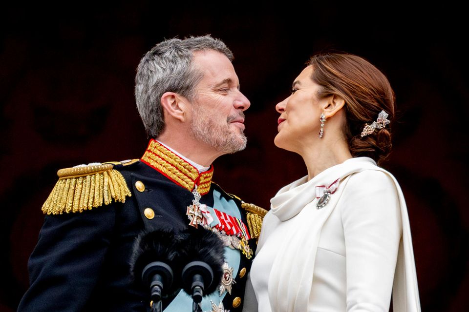 König Frederik Königin Mary Royal Experte Fällt Eindeutiges Urteil über Balkon Kuss