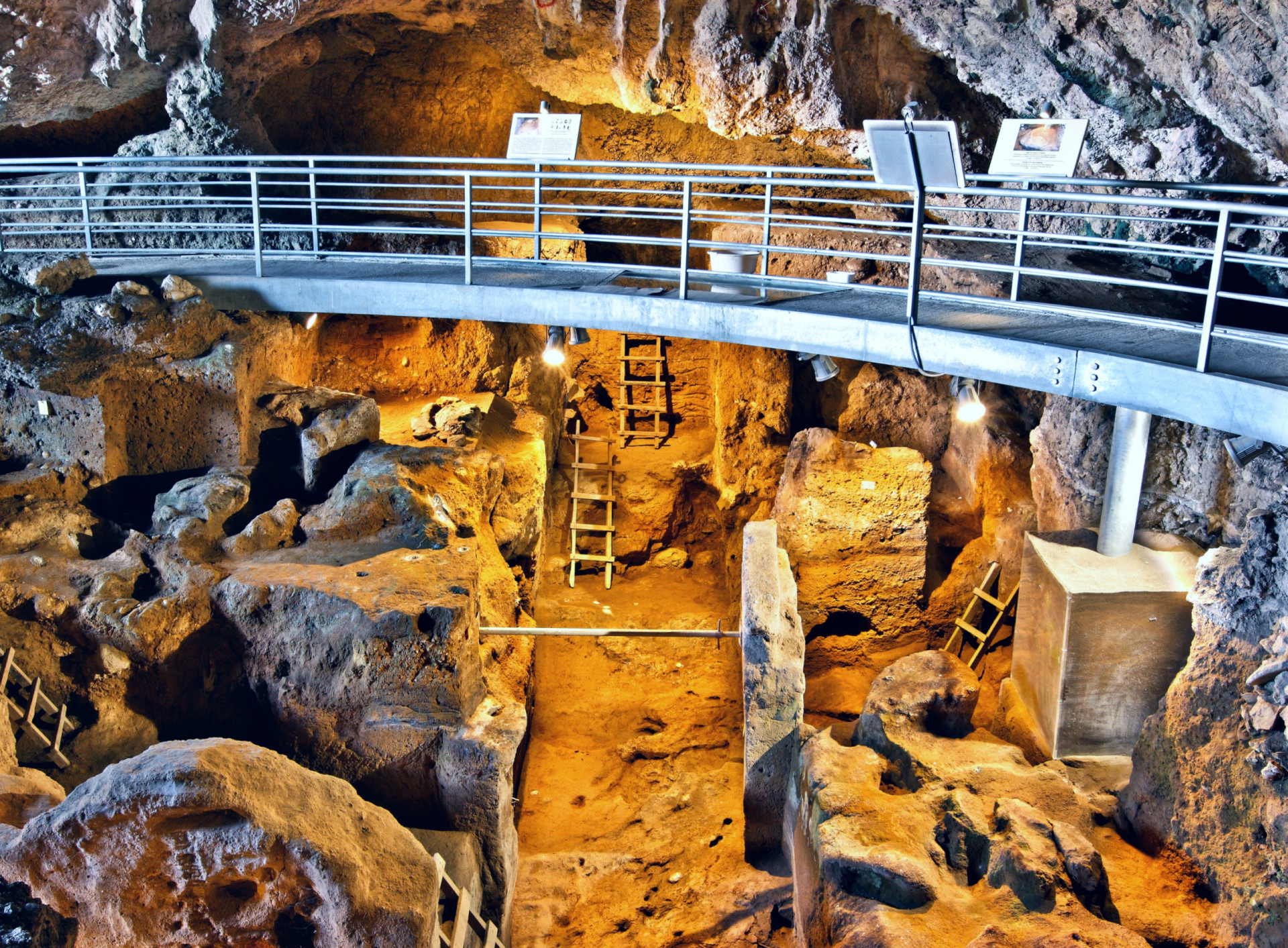 <p>Les ruines les plus anciennes sont celles que l'on trouve dans la grotte de Theopetra, en Grèce, en particulier le mur de pierre situé à l'entrée de la caverne de calcaire. Estimé à environ 21 000 ans avant notre ère, il s'agit du plus ancien exemple connu de structure construite par l'homme. On pense qu'il a servi de brise-vent aux habitants de la grotte pendant la dernière période glaciaire.</p><p><a href="https://www.msn.com/fr-ca/community/channel/vid-7xx8mnucu55yw63we9va2gwr7uihbxwc68fxqp25x6tg4ftibpra?cvid=94631541bc0f4f89bfd59158d696ad7e">Suivez-nous et accédez tous les jours à du contenu exclusif</a></p>