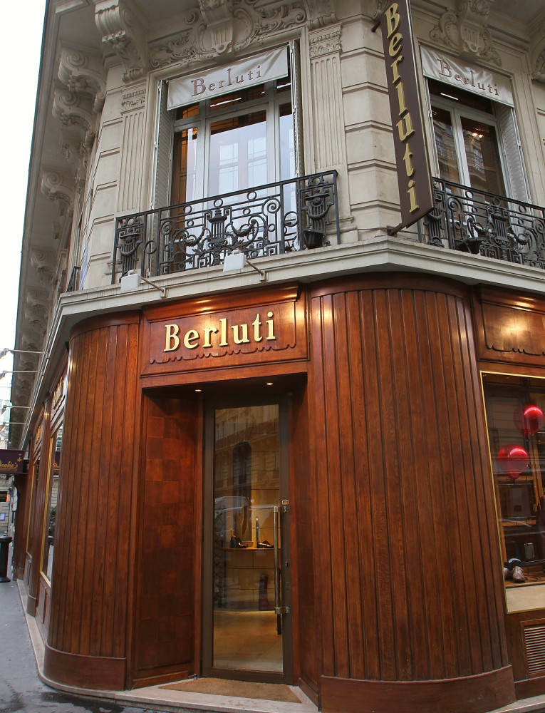 <p>Berluti est la plus ancienne entreprise de chaussures au monde. Fondée à Paris en 1895 par Alessandro Berluti, ses chaussures faites à la main sur mesure sont principalement vendues aux hommes. La photo montre le magasin original de la rue Marbeuf, dans le 8e arrondissement de la ville.</p><p><a href="https://www.msn.com/fr-fr/community/channel/vid-7xx8mnucu55yw63we9va2gwr7uihbxwc68fxqp25x6tg4ftibpra?cvid=94631541bc0f4f89bfd59158d696ad7e">Suivez-nous et accédez tous les jours à du contenu exclusif</a></p>