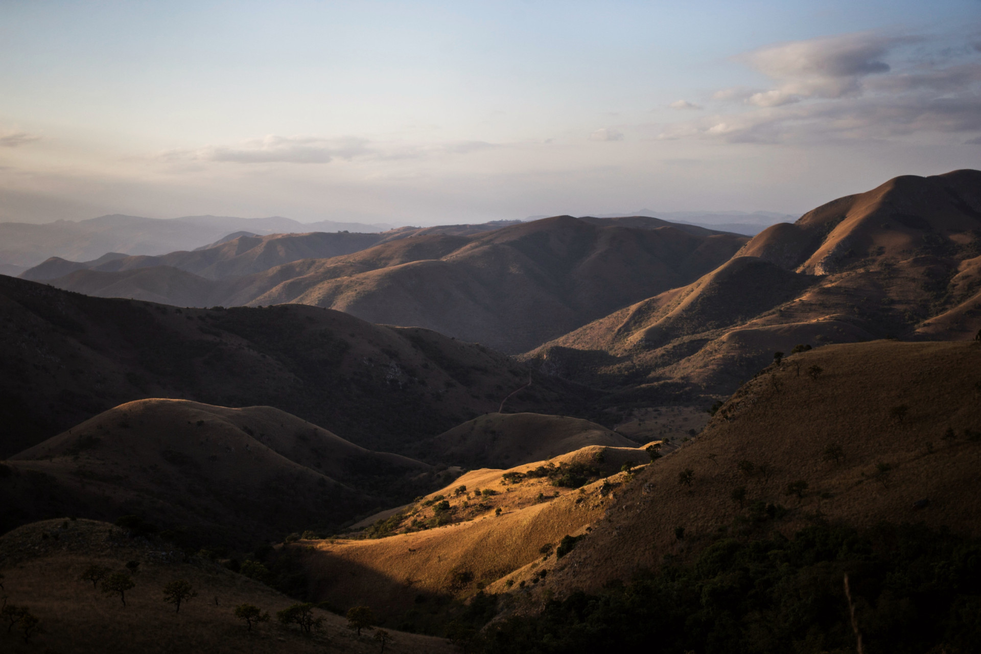 <p>Les montagnes de Barberton Makhonjwa, qui font partie de la ceinture de roches vertes de Barberton qui s'étend sur l'Afrique du Sud et le Swaziland, forment la plus ancienne chaîne de montagnes du monde. Cette chaîne, souvent décrite comme la "genèse de la vie", présente les plus anciennes roches exposées sur Terre, dont l'âge est estimé entre 3,2 et 3,6 milliards d'années.</p><p>Tu pourrais aussi aimer:<a href="https://www.starsinsider.com/n/435795?utm_source=msn.com&utm_medium=display&utm_campaign=referral_description&utm_content=648312fr-ca"> Affaire George Floyd : l'ancien policier reconnu coupable</a></p>