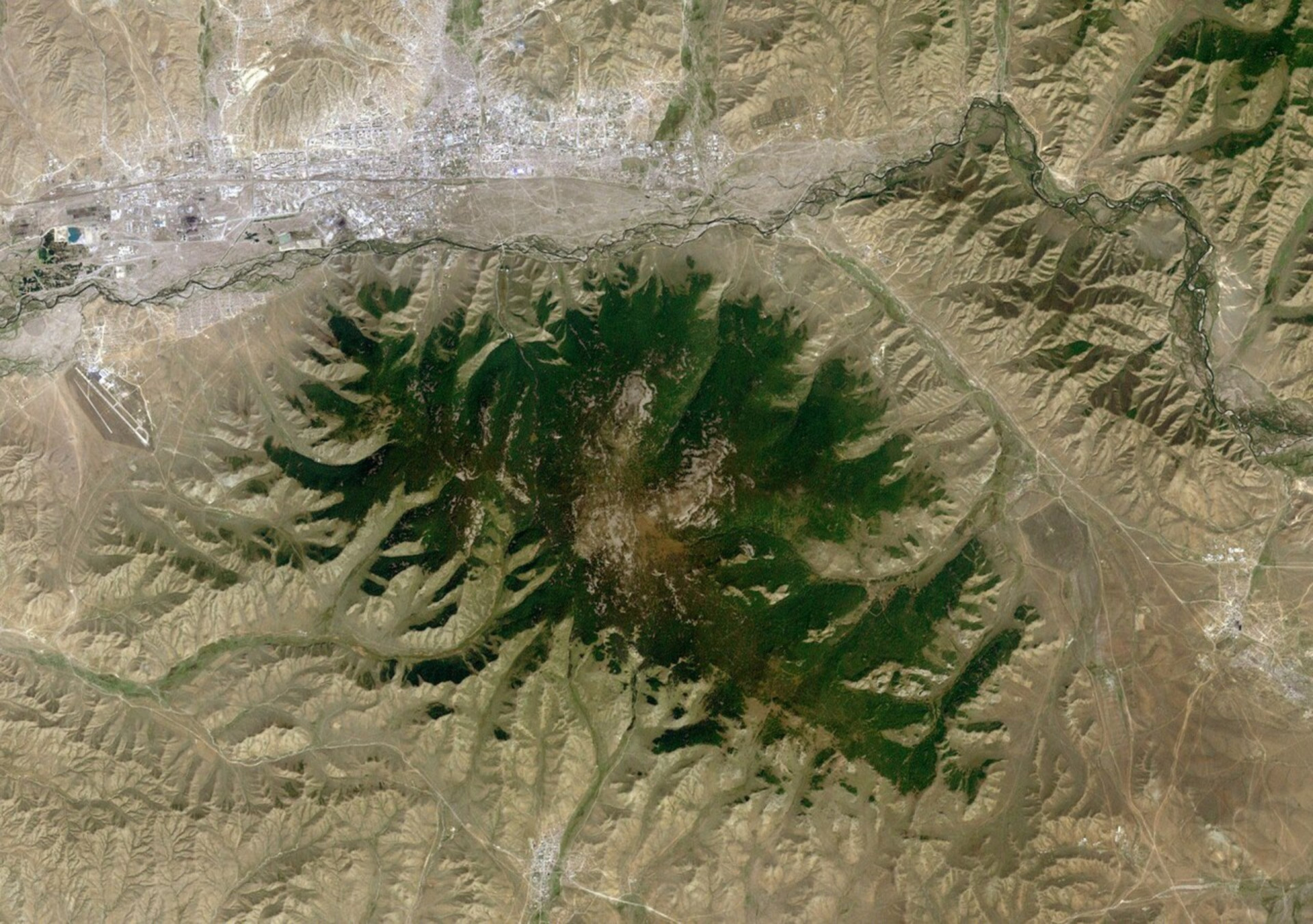 <p>La réserve de biosphère de Bogd Khan Uul, en Mongolie, est le plus ancien parc national du monde. Il a été créé en 1778, soit 94 ans avant la création du parc national de Yellowstone aux États-Unis, qui est souvent considéré à tort comme le premier du genre (bien qu'il s'agisse du plus ancien parc national des États-Unis). Voici une image satellite de la montagne Bogd Khan (au centre) et d'Oulan-Bator, la capitale, en haut à gauche.</p><p><a href="https://www.msn.com/fr-fr/community/channel/vid-7xx8mnucu55yw63we9va2gwr7uihbxwc68fxqp25x6tg4ftibpra?cvid=94631541bc0f4f89bfd59158d696ad7e">Suivez-nous et accédez tous les jours à du contenu exclusif</a></p>