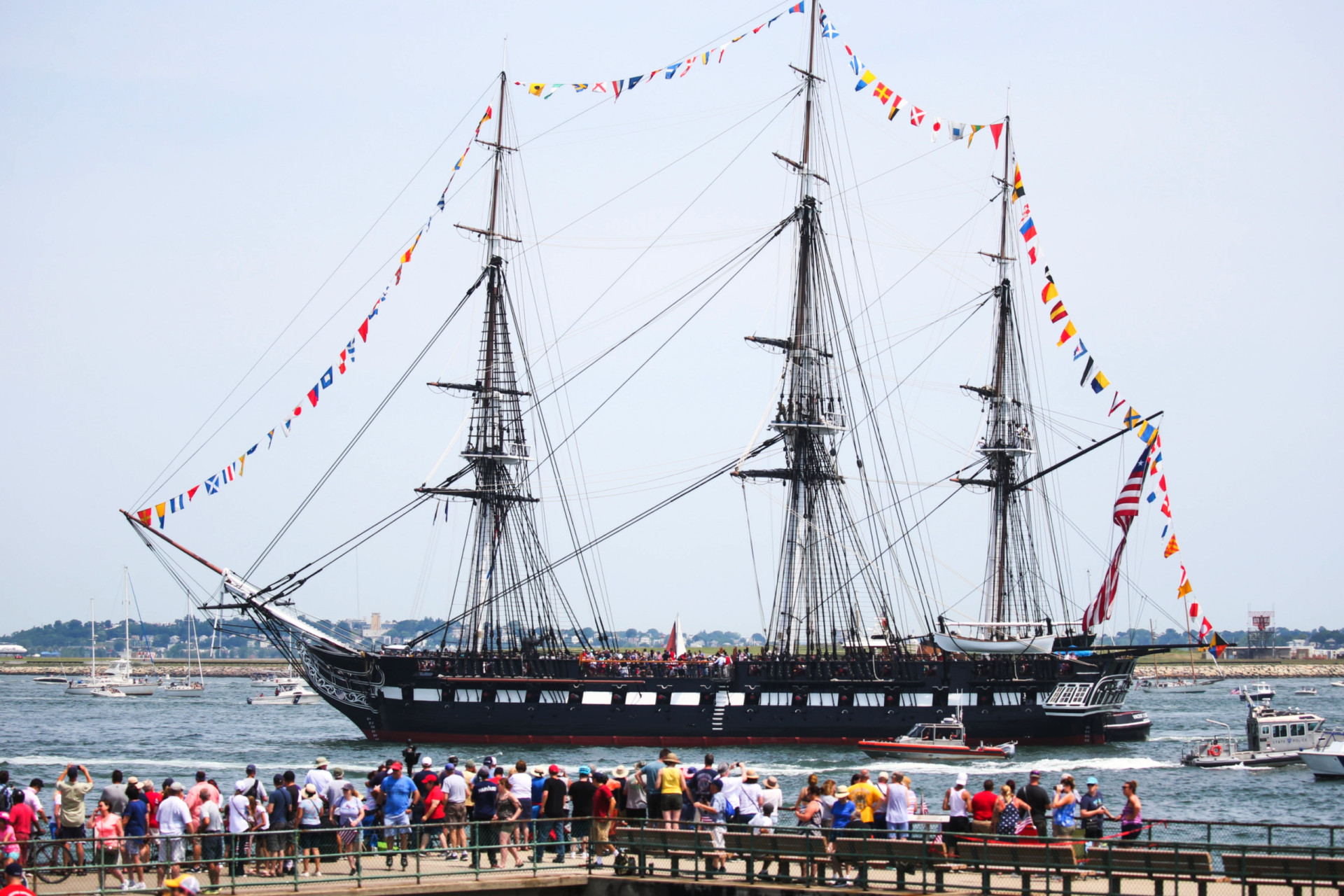 <p>L'USS Constitution, lancé en 1797, est le plus ancien navire encore en service. Amarré dans le port de Boston, il sert aujourd'hui de navire-musée, mais navigue à l'occasion, généralement pour commémorer le Jour de l'Indépendance.</p><p>Tu pourrais aussi aimer:<a href="https://www.starsinsider.com/n/472974?utm_source=msn.com&utm_medium=display&utm_campaign=referral_description&utm_content=648312fr-ca"> Ces mamans célèbres ont eu des bébés prématurés</a></p>