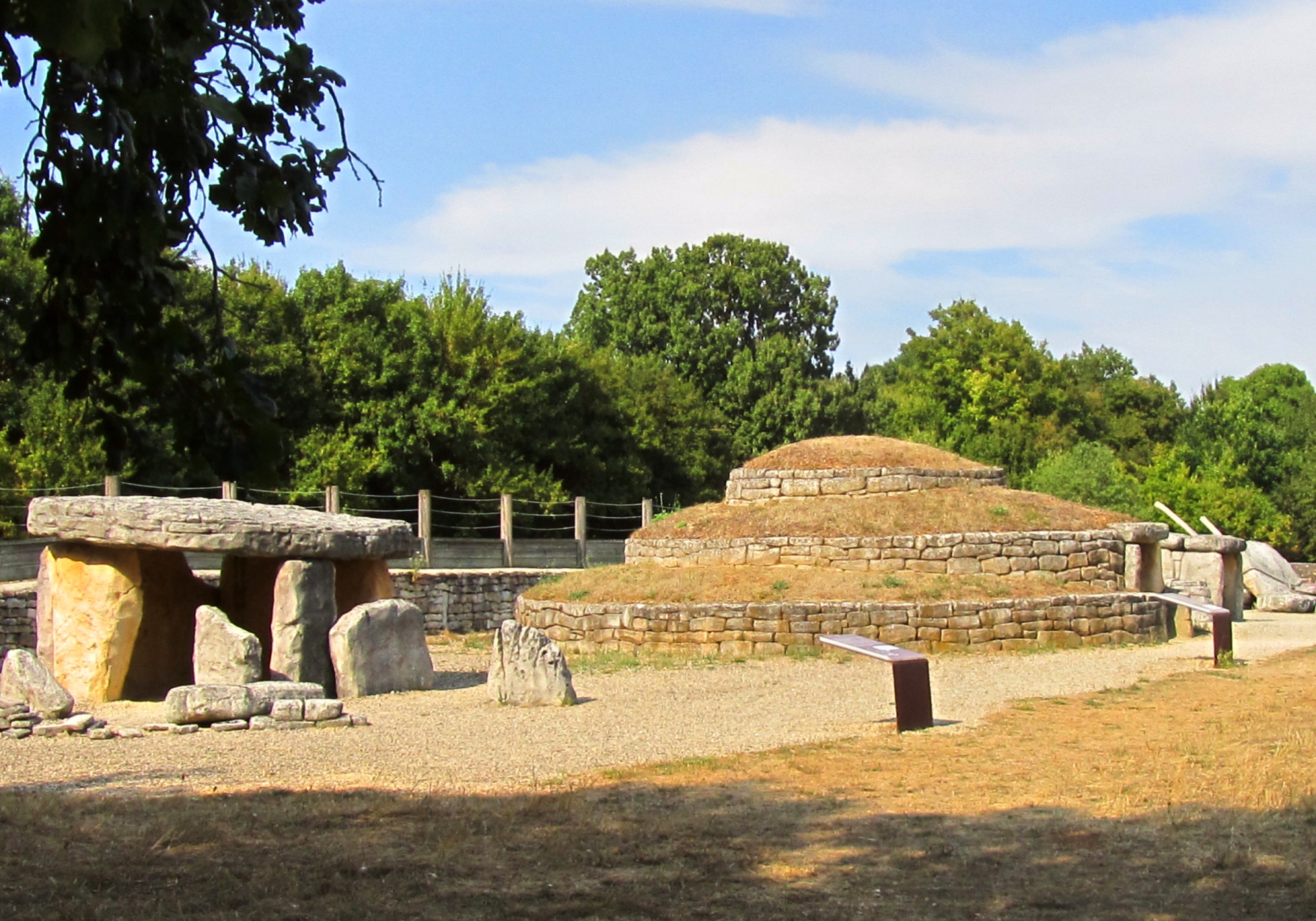 <p>Le Tumulus de Bougon, un groupe de cinq tumulus néolithiques situés en Nouvelle-Aquitaine, en France, est le plus ancien complexe funéraire connu au monde. Les archéologues ont daté le site d'environ 4800 avant notre ère.</p><p><a href="https://www.msn.com/fr-ca/community/channel/vid-7xx8mnucu55yw63we9va2gwr7uihbxwc68fxqp25x6tg4ftibpra?cvid=94631541bc0f4f89bfd59158d696ad7e">Suivez-nous et accédez tous les jours à du contenu exclusif</a></p>