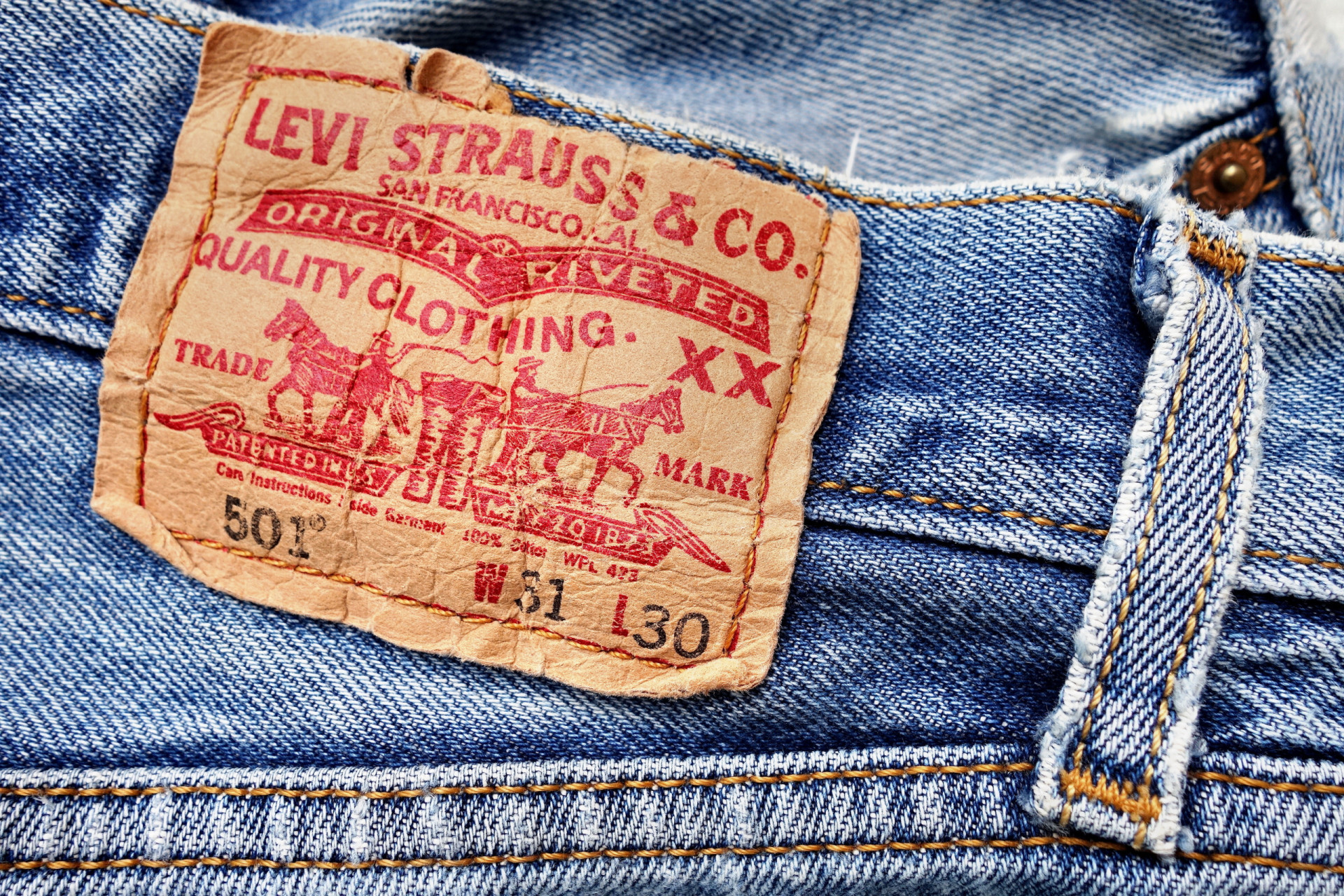 <p>Levi Strauss & Co. est la plus ancienne marque de jeans au monde. Fondée en 1853 par Levi Strauss à San Francisco, Levi's reste une marque américaine emblématique reconnue dans le monde entier pour ses jeans.</p> <p>Sources: (Conde Nast Traveler) (National Geographic) (AntiquityNOW)</p> <p>Découvrez aussi: <a href="https://www.starsinsider.com/fr/mode/464872/lhistoire-du-jeans-de-nimes-au-monde-entier">L'histoire du jeans : de Nîmes au monde entier</a></p>
