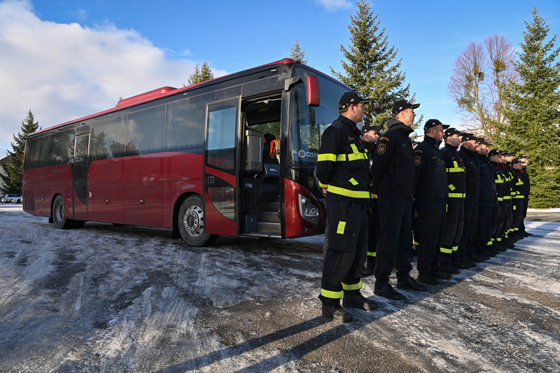 čeští hasiči zůstávají ve francii, kde pomáhají čerpat vodu po záplavách